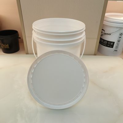 Un cubo de plástico de 20 litros con tapa libre de BPA