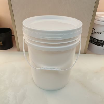 Un cubo de plástico de 20 litros con tapa libre de BPA