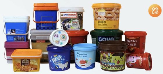 Baldes de plástico blanco apilables con tapas para almacenar alimentos