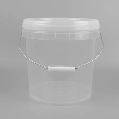 Un cubo de plástico transparente de 5 galones con mango de metal.