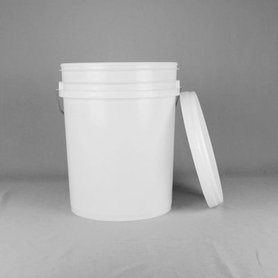 20 litros de un cubo de lubricante blanco con tapa y una boca de vertido antienvejecimiento