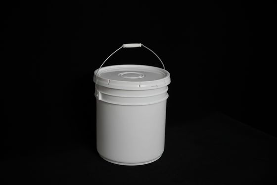 Envases de plástico blancos redondos de 5 galones resistentes a los rayos UV con tapa para la industria Agricultura Medicina alimentaria