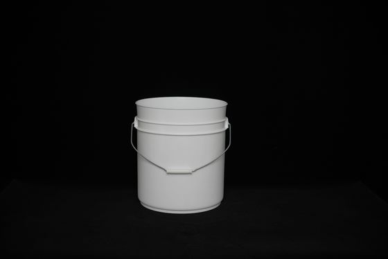 Envases de plástico blancos redondos de 5 galones resistentes a los rayos UV con tapa para la industria Agricultura Medicina alimentaria