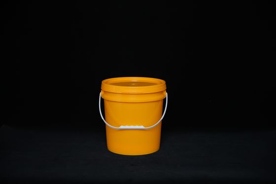 Cubo de plástico duradero con tapa para la producción y almacenamiento de alimentos