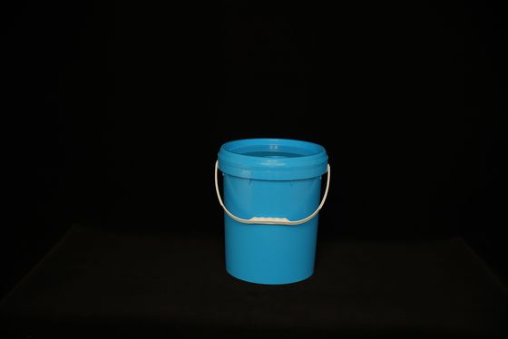 Cubo de plástico duradero con tapa para la producción y almacenamiento de alimentos