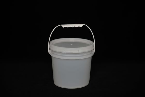 Cubo de plástico duradero con tapa para la producción y almacenamiento de alimentos